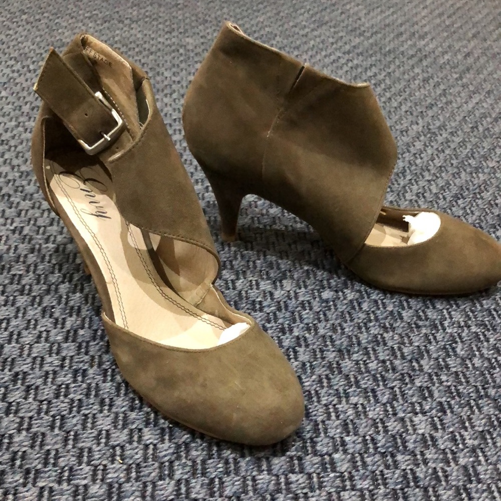 Envy * Taupe Faux-suede Pumps * Size 9